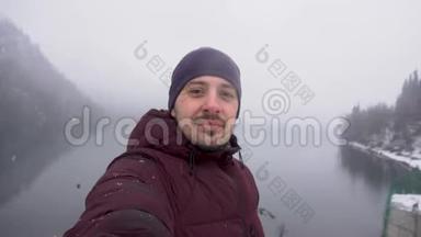 冬天，<strong>人们</strong>在阿布哈兹的里萨湖上<strong>自拍</strong>并展示拇指。